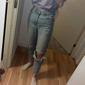 Min jeans topshop - Säljer dessa jeans från topshop. Är jättesköna men för stora för mig. Storlek w28, passar som s/m. Passar för mig som är 173, men även kortare då tanken är att man ska rulla upp dem. 