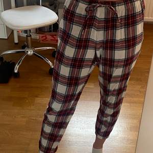 Pyjamas byxor från Cubus, alldeles förkorta för mig som är 180 och därav inte använt dom något. Skulle nog passa bra på någon som är 165-170. Köparen står för frakten🌟