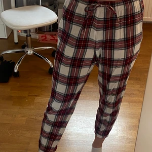 Pyjamas byxor - Pyjamas byxor från Cubus, alldeles förkorta för mig som är 180 och därav inte använt dom något. Skulle nog passa bra på någon som är 165-170. Köparen står för frakten🌟