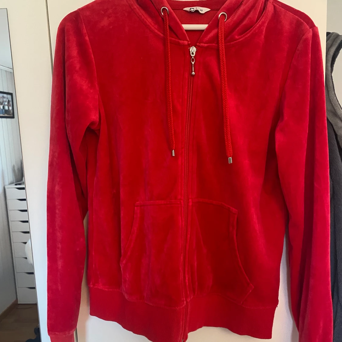 Röd ziphoodie  - 90