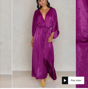 Marinblå fin omlottklänning NA-KD strl S - MARINBLÅ (se sista bilden) lång ’fin’ omlottklänning från NA-KD storlek S/M. 100% polyester. Stängs med knapp fram och/eller bara knytbanden. Inget att anmärka på, använd enstaka gånger. 100kr + 66kr frakt. 