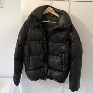 Bik Bok vinterjacka  - Den trendiga Bik Bok puffer jacket i svart, sparsamt använd men saknar tyvärr luvan till. 