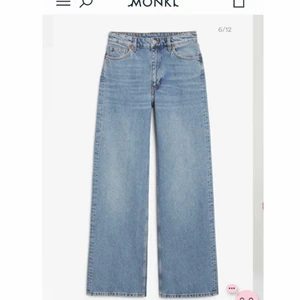 Ljus blå, mörk blå, svarta Yoko jeans - Yoko jeans från monki har alla färger på bilderna men är inte min stil lämgre och passar ej så be inte om bild på💕 skriv för fler bilder💋 150kr st