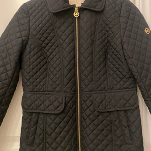 Michael Kors Jacka - Säljer min snygga jacka från Michael Kors som tyvärr inte kommer till andvändning. Ser ut som ny och andvänd fåtal gånger. 