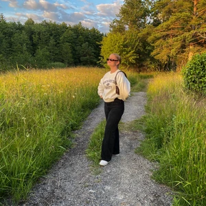 Collegetröja  - Så snygg collegetröja från Ginatricot som inte längre kommer till användning, lite nopprig men inget fel på tryck osv🤗