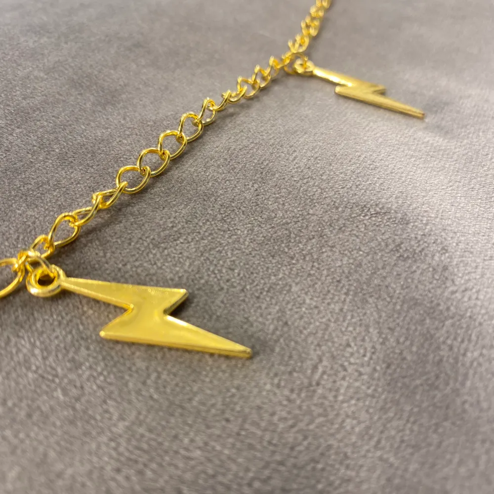 Halsband i guldfärg med blixtberlocker🤍 1 bilxt - 59 kr ⚡️ 3 blixtar - 89 kr . Accessoarer.
