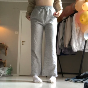 Vida mjukisbyxor  - Säljer dessa vida mjukisbyxor jag köpt på shein, endast använda Max 5 gånger men tyckte inte riktigt dom passade mig!