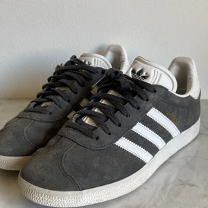 Adidas Gazelle - Fina gråa adidas gazelle i storlek 38. Säljer då de tyvärr blivit för små🥰