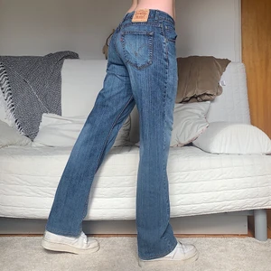Levis Jeans - Säljer dessa snygga levis, siffrorna på modellen är tyvärr avslitna! Storleken är W33L32 med en 81cm midja och 75cm innerbenslängd! Jag på bilderna är 172cm lång och brukar bära storlek 38/W28/S-M❤️ Byxorna har en liten ”slitning” vid vänstra knät, syns på bild 3🌸