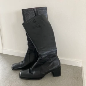 Höga stövlar  - 220 kr och då är frakten inkluderad 