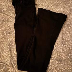 Svarta sköna bootcut jeans från Gina! Skickas mot fraktkostnad 🖤