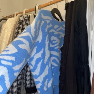 Stickad  - Super fin till hösten. Frakt tillkommer på 62kr💕 Kom privat💕