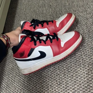 Jordan 1 - Super fina jordans. Tror dom heter chicagos mid men är inte helt säker. Superfint skick. Tvättas såklart innan jag postar. Köptes för 2000 för ett år sen