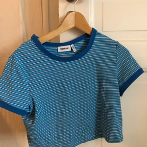 Randig blå topp från weekday  - Topp från weekday, aldrig använd. Köpt i somras, köpare står för frakt :) 