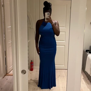 Prom - Här har ni en fantastisk fin och elegant långklänning i en underbar blå färg. Perfekt till bal, bröllop och gala/event. Jättefin öppen rygg med rynkor längst med rumpan för att framhäva formen. Använd en gång. Jag är 174cm lång.