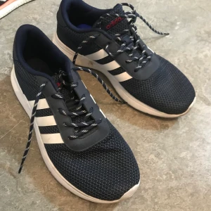 Adidas Neo - mörkblåa sneakers  - Storlek 41. Herr. Helt nya. Använda kanske 2 ggr, perfekt för gymmet