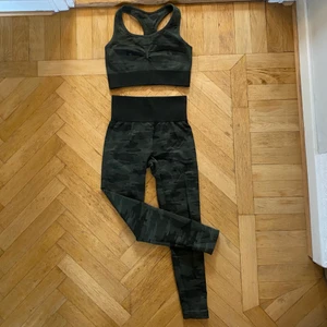 Träningsset BLACC camou - Säljer detta seamless set från Blacc i grönt camoumönster, storlek S. Endast använt ett fåtal gånger. 