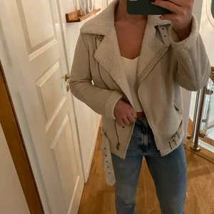 Bikbok jacka - Välanvänd jacka i beige från bikbok i fint skick. Jackan är i storlek xs och sitter lite för tajt för min smak. Har storlek xs-s i vanliga fall.