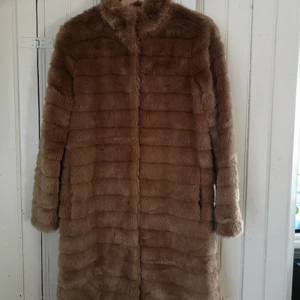 Kappa i fuskpäls  - Kappa i fuskpäls från MQ Strl s/36. Använd 2 gånger, i nyskick. 