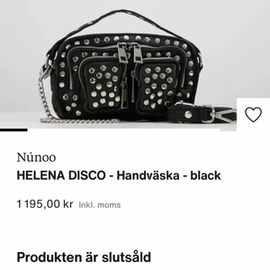 Nunoo väska - Säljer denna slutsålda väska från Núnoo, minsta modellen. Äkta skinn med runda nitar. Använd men i bra skick! Har tyvärr inte kedjebandet kvar. Skriv pm om du är intresserad så kan jag skicka egna bilder på väskan! 