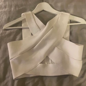 Två toppar  - Två toppar, aldrig använda endast provade. En röd och en vit. 50kr styck eller 90kr tillsammans.