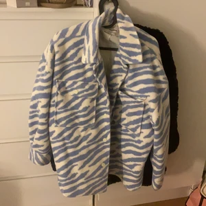 Jacka sTrl S - Snygg jacka i zebra från pull&bear, storlek S. Säljs för 250kr