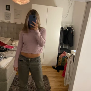 Ljuslila tröja - Ljuslila tröja som är lite lurvig. Jättemysig då det är lite lurv på den