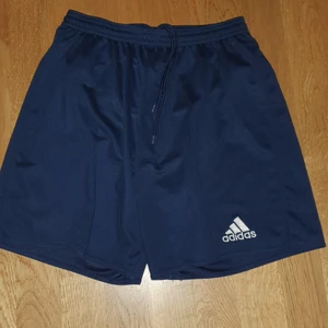 Shorts blåa  - Ett par blåa addidas shorts 