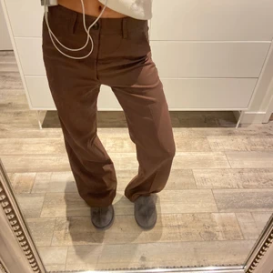 Byxor - As coola bruna byxor i jätteskönt material. Knappt använda. Budgivning om fler är intresserade. Köpare står för frakt💕