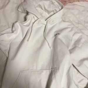 Vit hoodie från Hm - Används aldrig, lite nopprig men är skön på, Storleken är S, Köpte för 250kr men säljs för 80kr eftersom den är lite nopprig