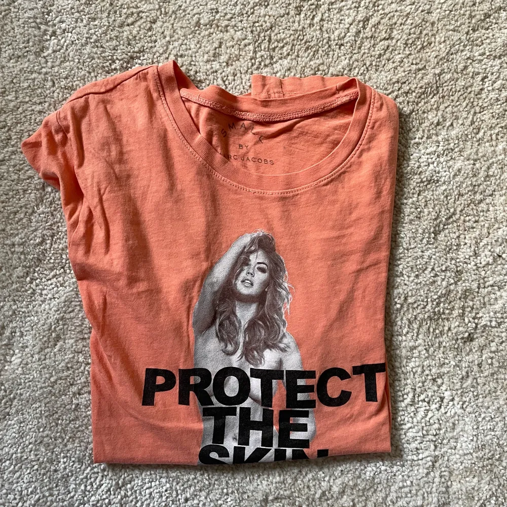 Säljer min marc jacobs t shirt i en så fin orange färg😌. T-shirts.