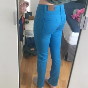 Blåa low Waits jeans storlek xs  - Ganska tajta med lite utsvänga i botten, väldigt bekväma 