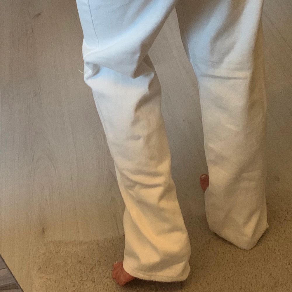 Vita långa jeans åt det lite mer ”baggy” hållet, supersköna och sitter bra!. Jeans & Byxor.