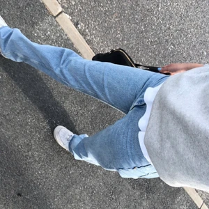 Blåa jeans  - Jätte fina jeans från zara, jätte sköna och passar till allt! Säljer pga kommer tyvärr inte till användning längre. Skiv vid frågor💓