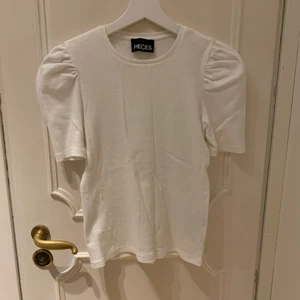 Topp från pieces - Topp med puffärm från pieces i storlek S. Helt oanvänd