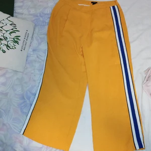 Lindex byxor  - Det är super skönt material och superfina byxer. Dessa är nästan aldrig använda men man kan få köpa de för en liten slant. Skriv om ni har några fråger :) Kan mötas i Umeå men kan även skicka på posten.