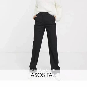 Svarta kostymbyxor  - Jätte fina kostymbyxor som jag använt fåtalet gånger men som inte längre passar, jätte fina och bra material! Även stor i storleken. (Skriv vid frågor) 💓