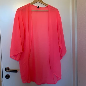 Neon ros mesh coverup  - En fin neon rosa mesh cover up i storlek xs, men skulle passa M.