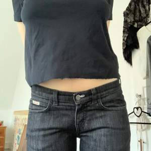 Super snygga tighta bootcut jeans från Calvin Klein! Jättefin wash i typ svart men med lite ljusare nyanser i storlek w 28. Dem är långa i benen lite för långa för mig som är 164 cm men står ingen längd i dem. Fråga gärna om du vill ha mer bilder!⭐️⭐️⭐️
