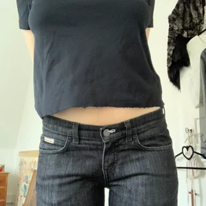 ⭐️Calvin Klein jeans⭐️ - Super snygga tighta bootcut jeans från Calvin Klein! Jättefin wash i typ svart men med lite ljusare nyanser i storlek w 28. Dem är långa i benen lite för långa för mig som är 164 cm men står ingen längd i dem. Fråga gärna om du vill ha mer bilder!⭐️⭐️⭐️