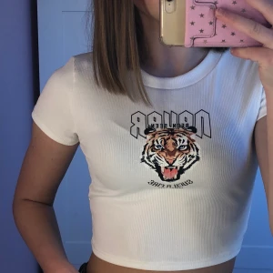 T-shirt - Helt vanlig vit t-shirt med tryck på♥️ väldigt skön och stretchig♥️ skriv vid frågor eller intresserad 