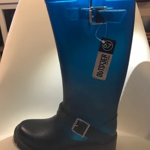 Stövlar/skor - Helt nya stövlar aldrig använda för små. 