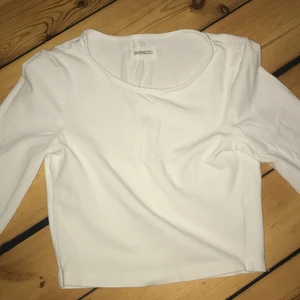 Långarmad vitt tröja - Sitter bra och lite tajt, men snyggt. Använd en gång, bra skick. SS men passar nog S också. Är från Ellen&odd.