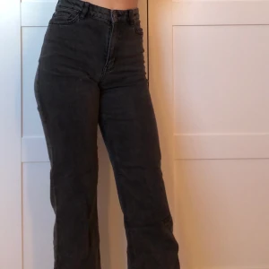 Jeans  - Säljer ett par grå/svarta jeans♥️ använt fåtal gånger♥️ skriv vid frågor eller intresserad 