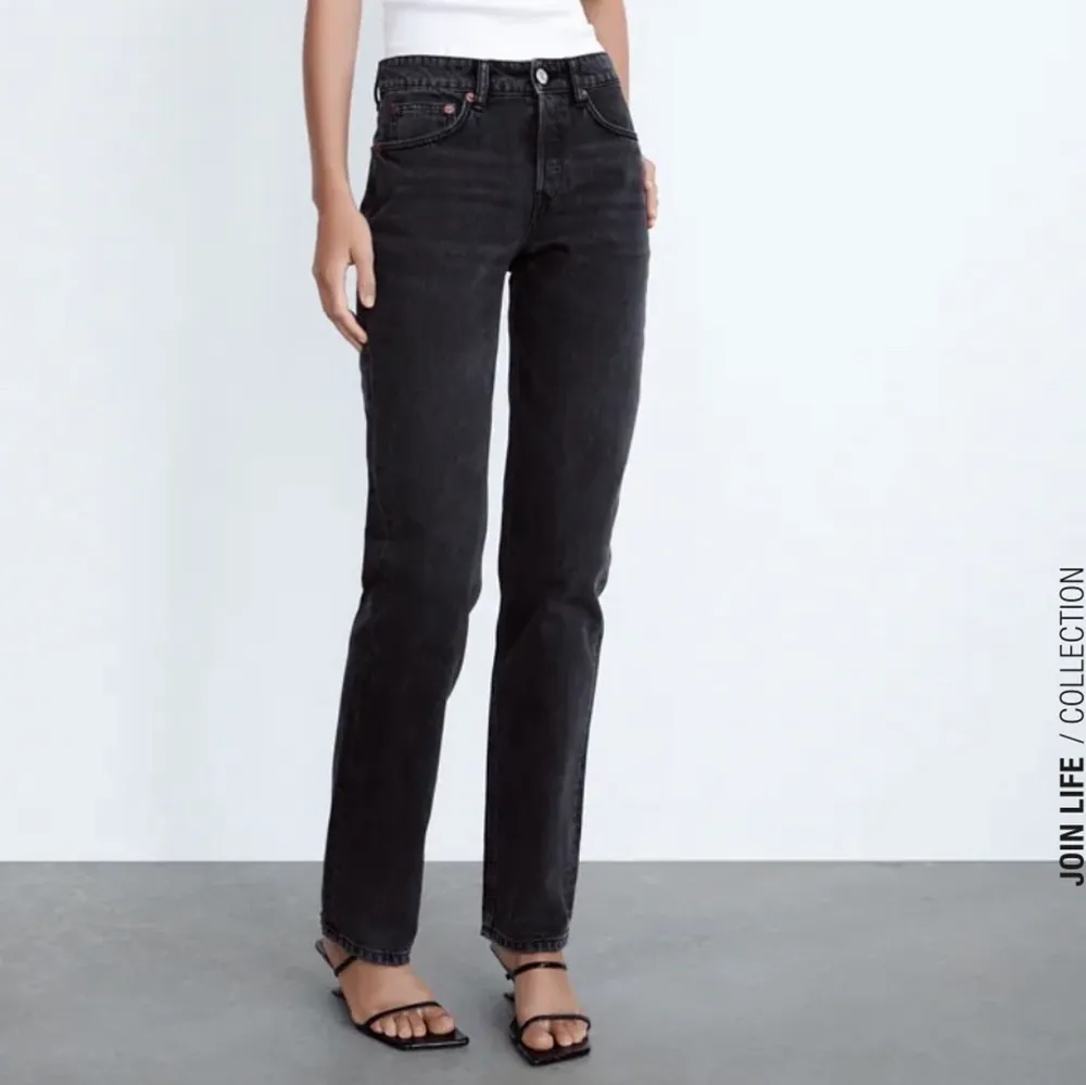 Funderar på att sälja mina midwaist jeans från zara i färgen svart, de är i jätte fint skick och säljer vid bra bud. Köp direkt för 350 + 110 (frakt) 💞💞 säljer eftersom jag tröttnat på dom!!. Jeans & Byxor.