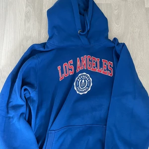 Blå hoodie💙 - En blå superdry hoodie i mycket bra skick. Köptes för 799 kr💙 storlek M/L så blir oversized på en S/M 