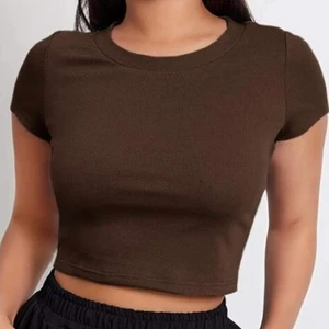 Brun t-shirt - En ribbad brun t-shirt i storlek small, aldrig använd. 50kr + frakt. 