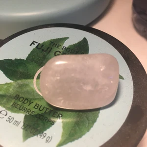 En clear corts (äkta)   - Den kan andvöndas till att öka klarheten i sinnet och medvetandet. Den tros hjälpa till med koncentration,minnesbevarande och filtrera bort distraktioner. Säljer för 50 med frakt inräknat i priset. Så hela summan blir 50 kr🤍