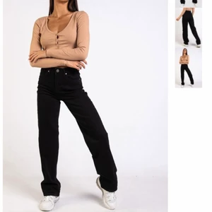 Jeans från madlady  - Använda men ändå fint skick, blivit lite mer åt det ”gråare” håller men ändå din svart färg. Kan skicka fler bilder! Storlek 38