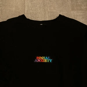 Sweatshirt Från H&M - Säljer denna sweatshirt från H&M. Påsytt tygmärke. Storlek M, passar XS till M beroende på hur man vill att den ska sitta. Oversized. Pris kan diskuteras.